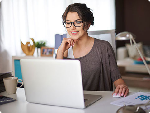 Woman scheduling a prk surgery consultation on her computer